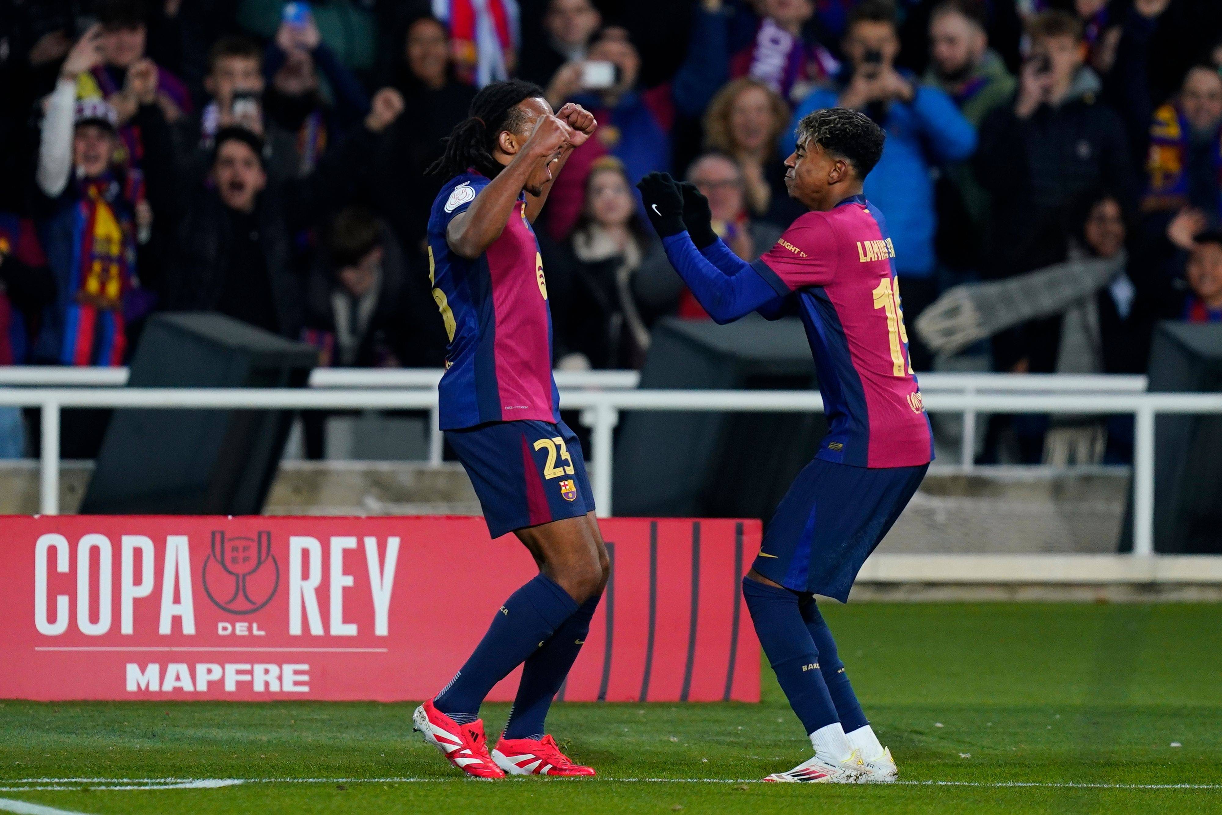 都灵客场惨遭逆转前锋脚踢争议引争议 都灵客场惨遭逆转前锋脚踢争议引争议