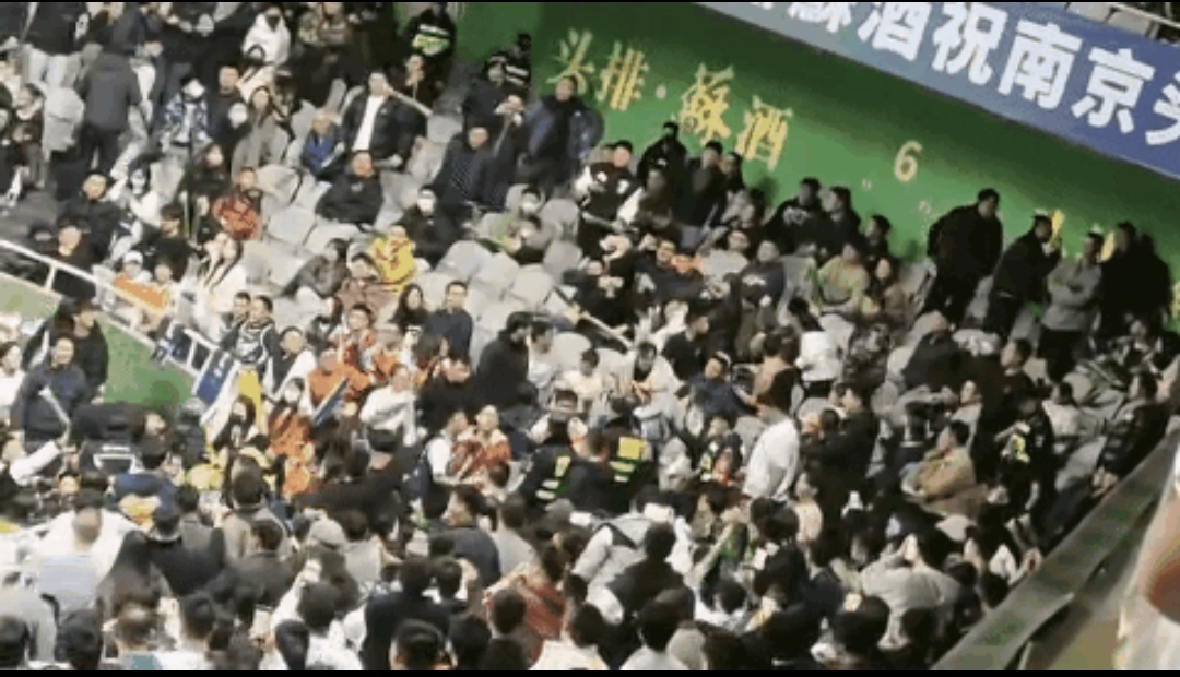 球队失利遭遇连败,引发球迷不满 球队失利遭遇连败,引发球迷不满