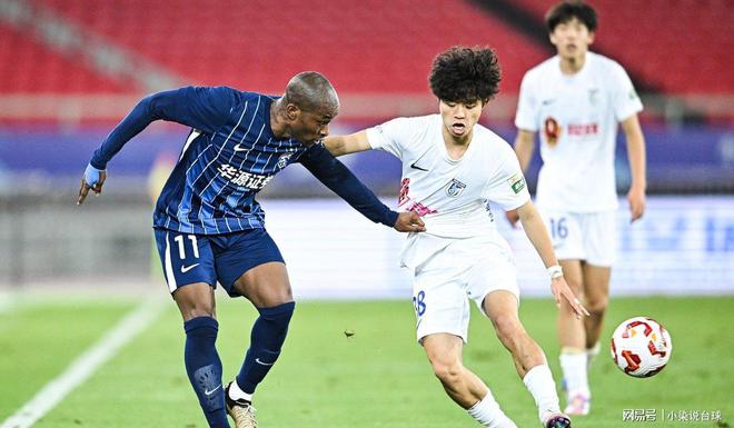开云体育-比赛中一位年轻球员表现抢眼