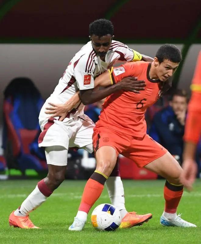 比赛中一位年轻球员表现抢眼 比赛中一位年轻球员表现抢眼