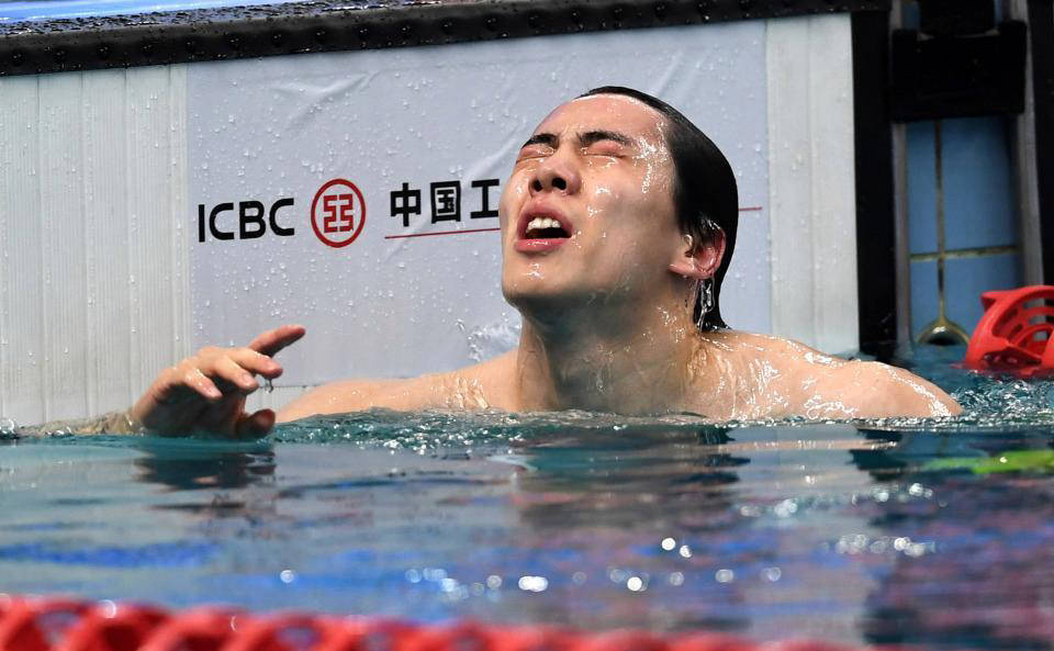 游泳决赛中泳将风采犹存，勇夺金牌