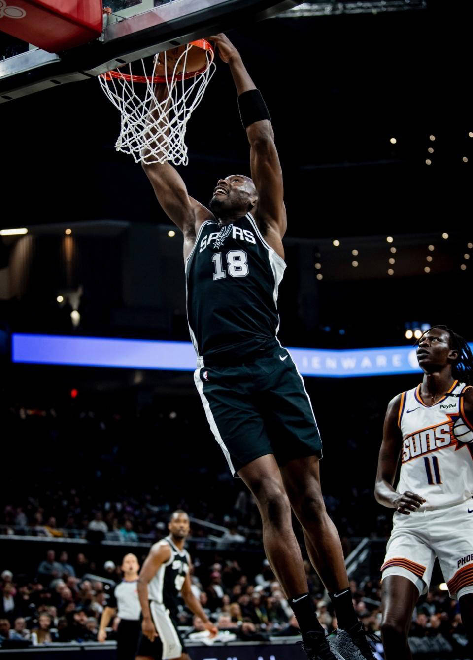 马刺队客场大胜活塞,实现五连胜 马刺队客场大胜活塞,实现五连胜