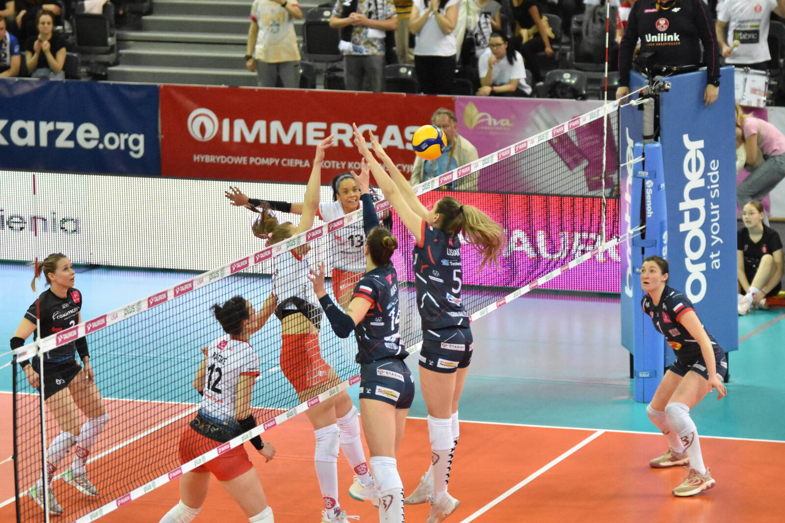 波兰队在排球比赛中锋芒毕露 波兰队在排球比赛中锋芒毕露