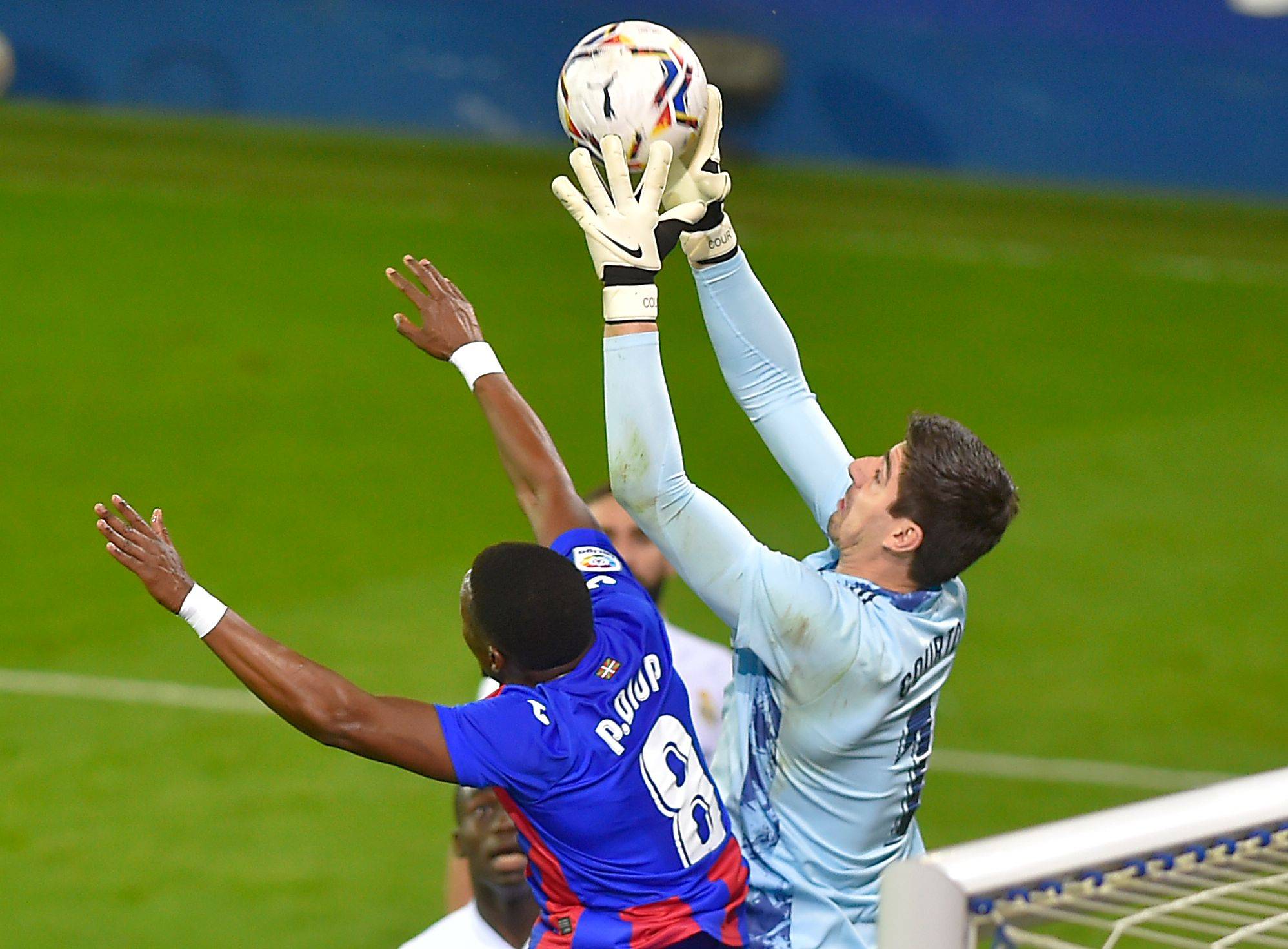 埃瓦尔球员被罚下场,球队士气受挫的简单介绍 埃瓦尔球员被罚下场,球队士气受挫的简单介绍