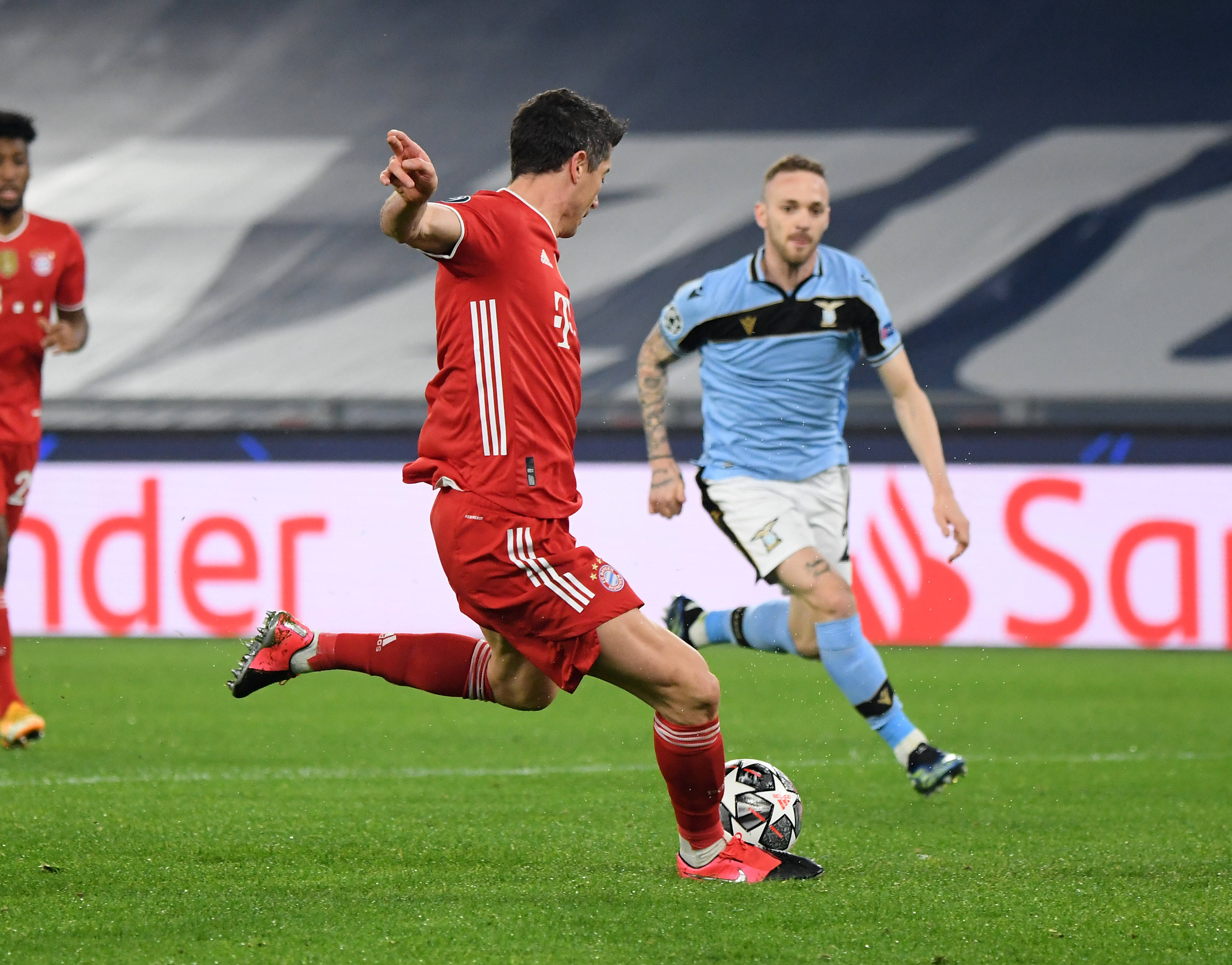 国米主场连胜,稳坐榜首位置 国米主场连胜,稳坐榜首位置