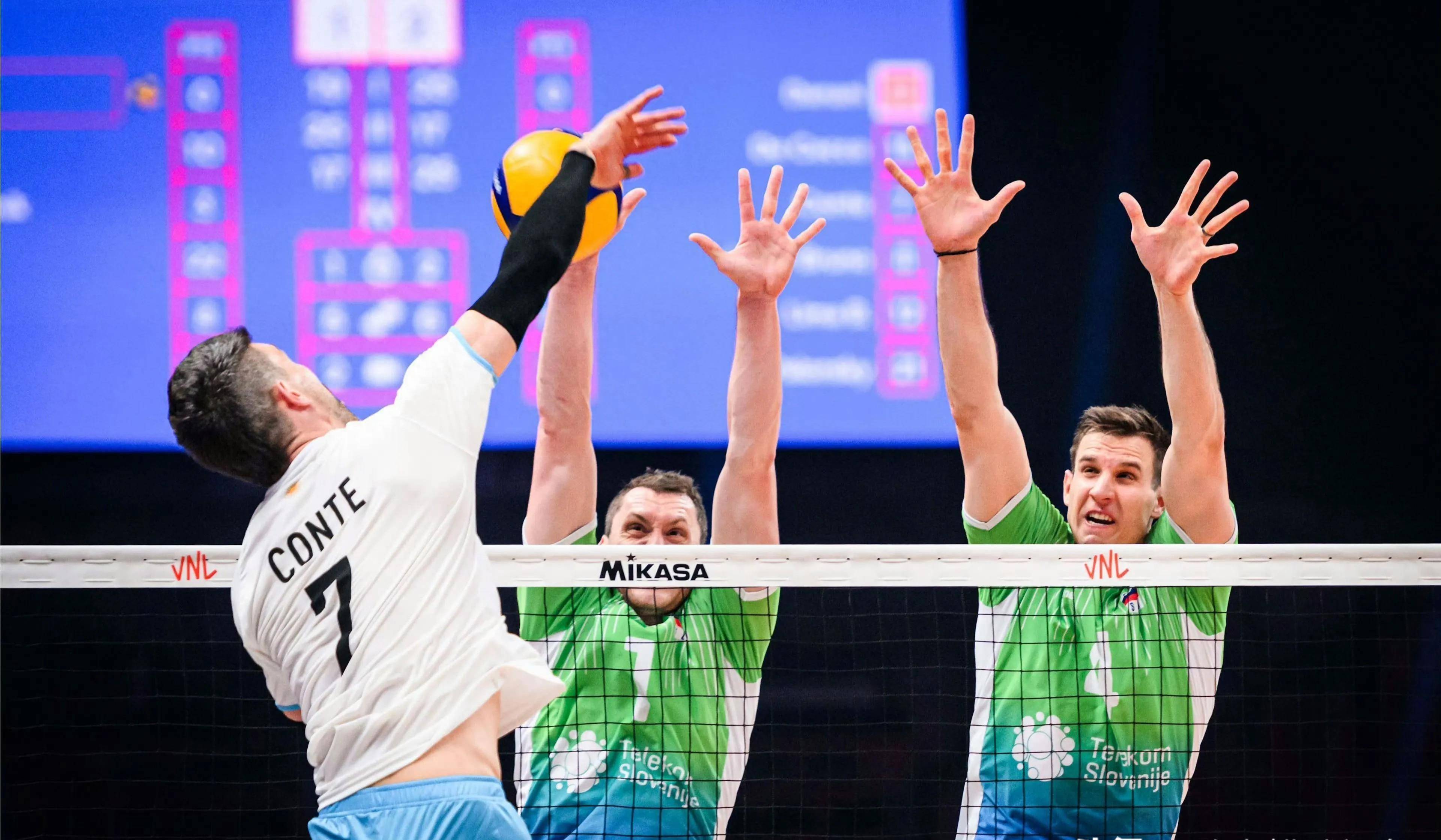 法国队展示出色技术,赢得观众喝彩 法国队展示出色技术,赢得观众喝彩