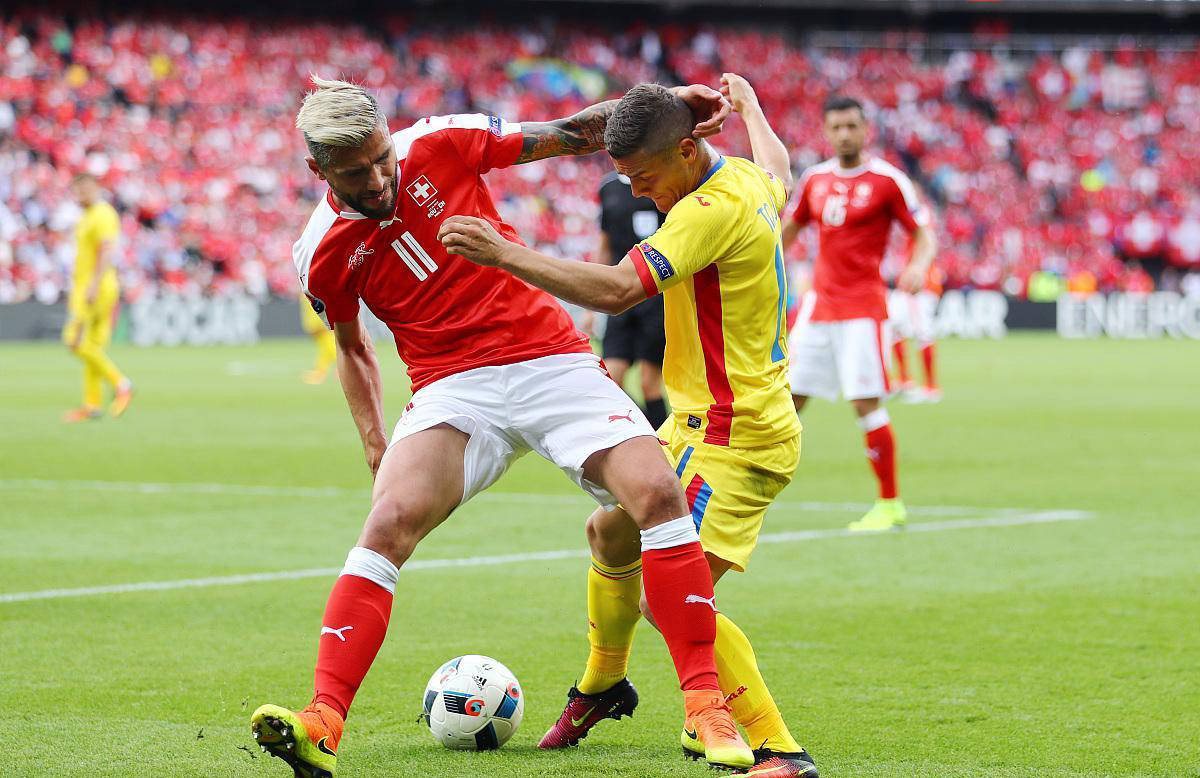 开云官网-哥伦比亚年轻球员在国际比赛中摔跤