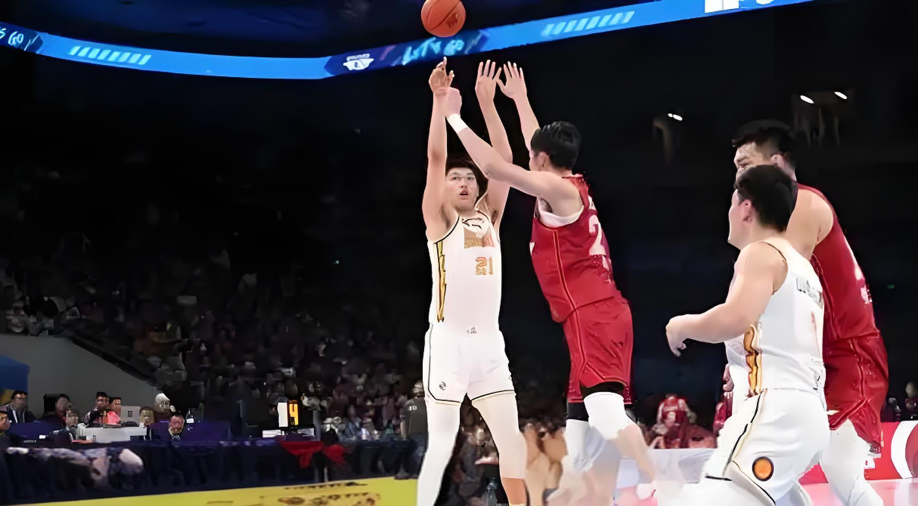 篮球比赛现场:球员奋力拼搏,精神抖擞的简单介绍 篮球比赛现场:球员奋力拼搏,精神抖擞的简单介绍