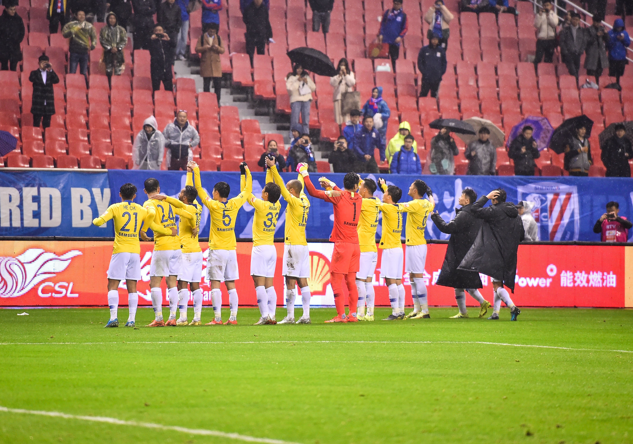 包含江苏苏宁在主场迎来了一场惊险胜利的词条