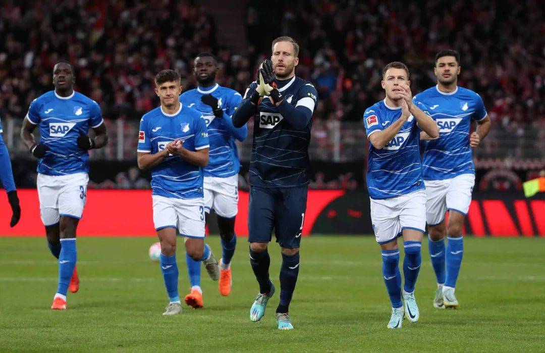 沙尔克队长发挥出色,助球队赢得胜利 沙尔克队长发挥出色,助球队赢得胜利