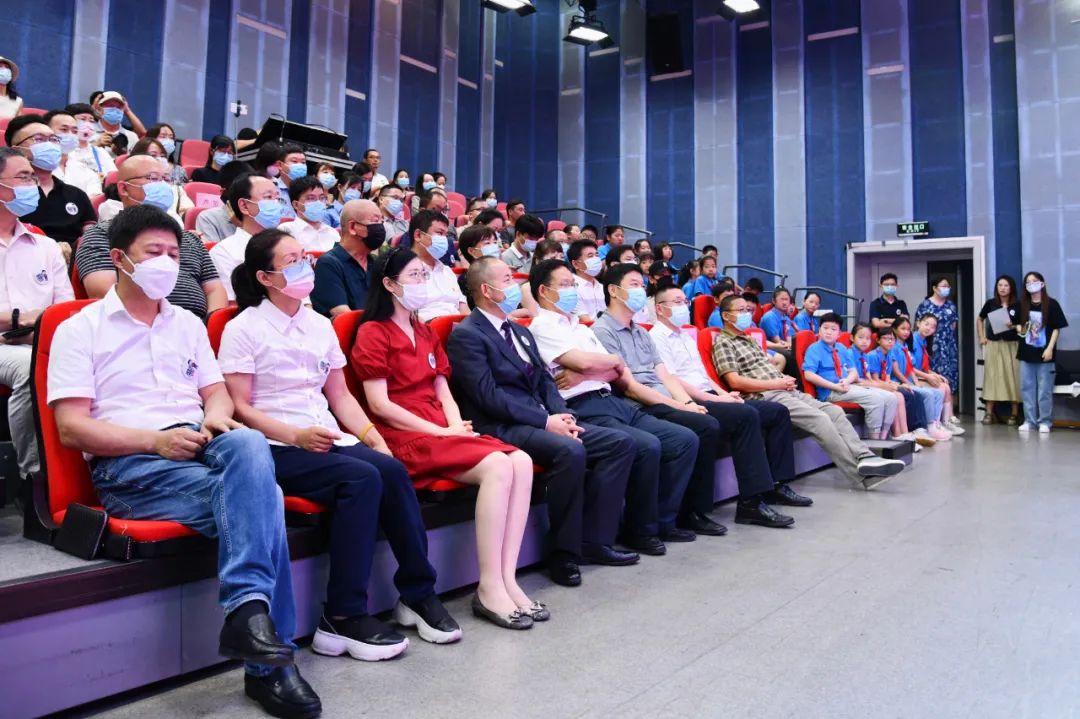 纽西兰代表团打破僵局，携手登顶颁奖台