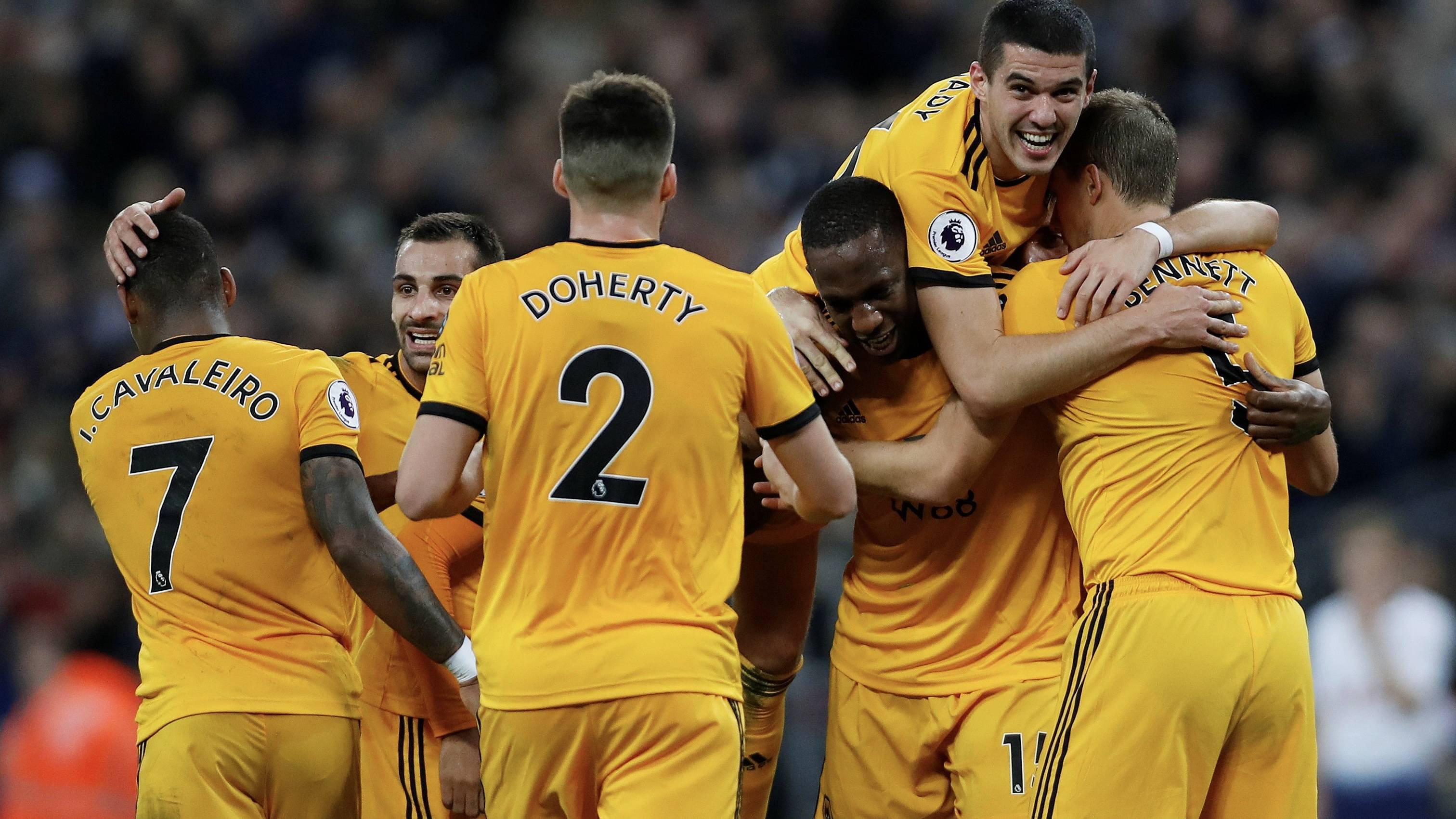 英雄出现在紧张的足球比赛中