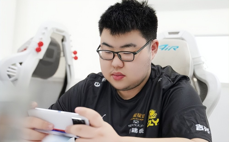 狼队瞄准冠军，恒大奋力拼搏的简单介绍