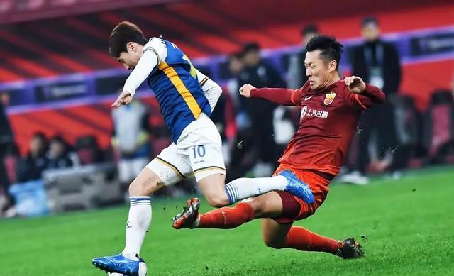 势均力敌，足球赛场上各队展开激烈争夺！