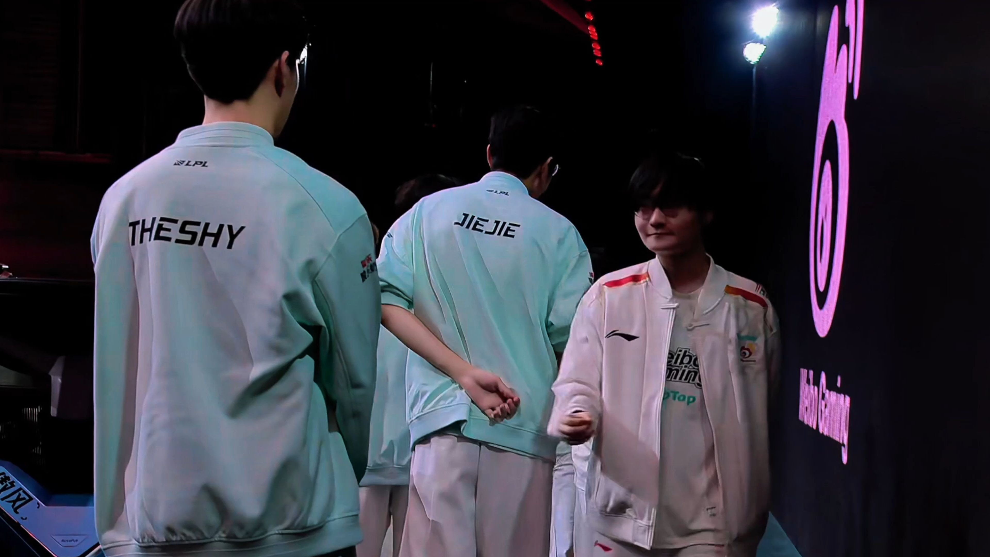 WBG血洗DFM,Xiaohu完成史诗逆转激烈交锋入围赛,点燃全场激情 WBG血洗DFM,Xiaohu完成史诗逆转激烈交锋入围赛,点燃全场激情