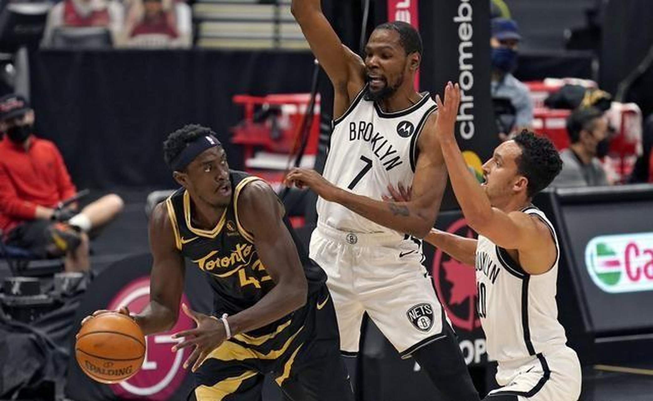 猛龙力克篮网，继续保持领先地位