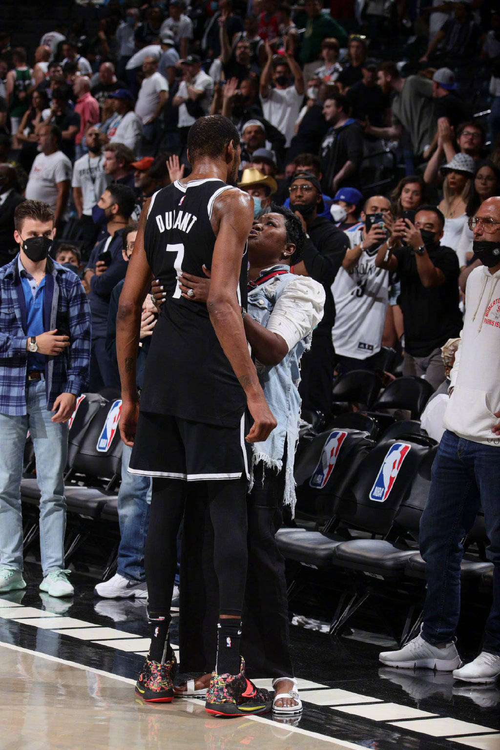 雄鹿再胜篮网巩固榜首位置